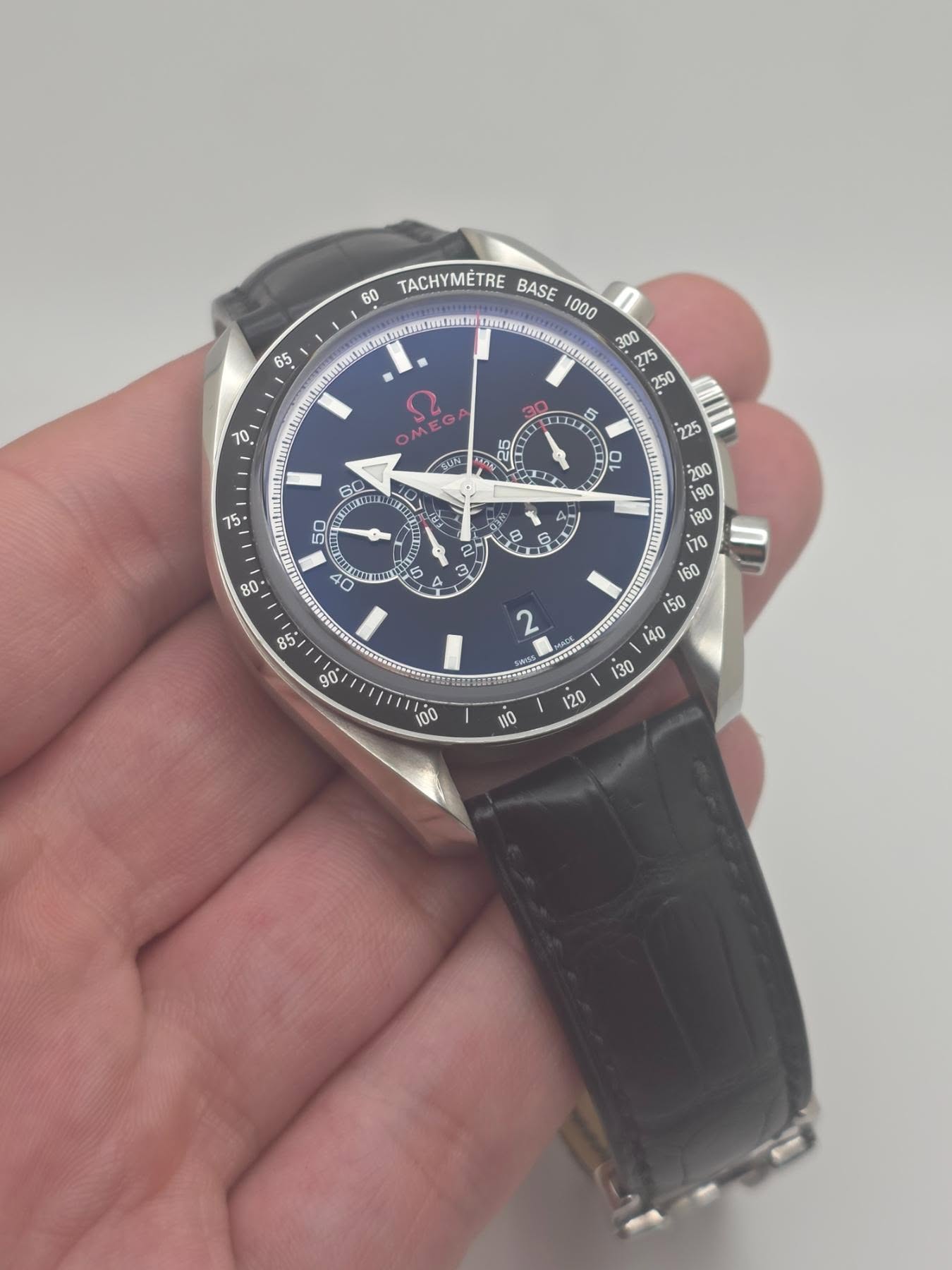 May be an image of wrist watch and text that says '65 60 TACHYMÉTRE BASE MEG SUN 管家 DO 究 T2A 0 HUMUS D'
