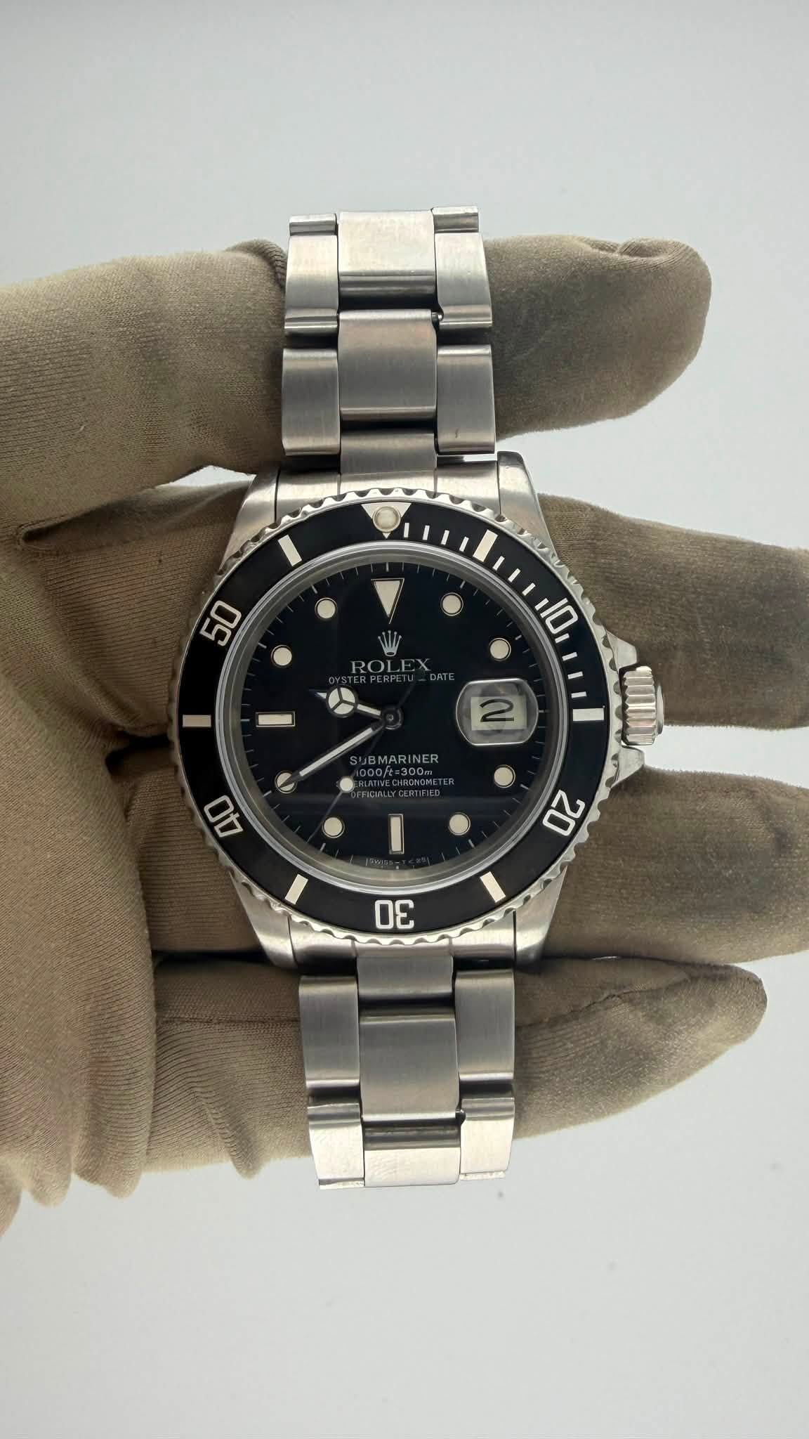 May be an image of wrist watch and text that says '50 10 2 AO 20 Eu'