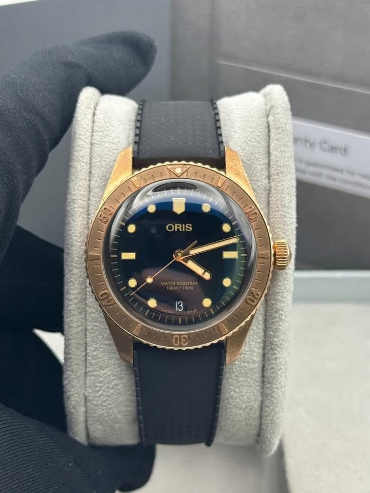 May be an image of wrist watch and text that says 'حانه Gard Garet S a NO 50 ORIS ORIS 10 መስ 13 I3 20 C 0'