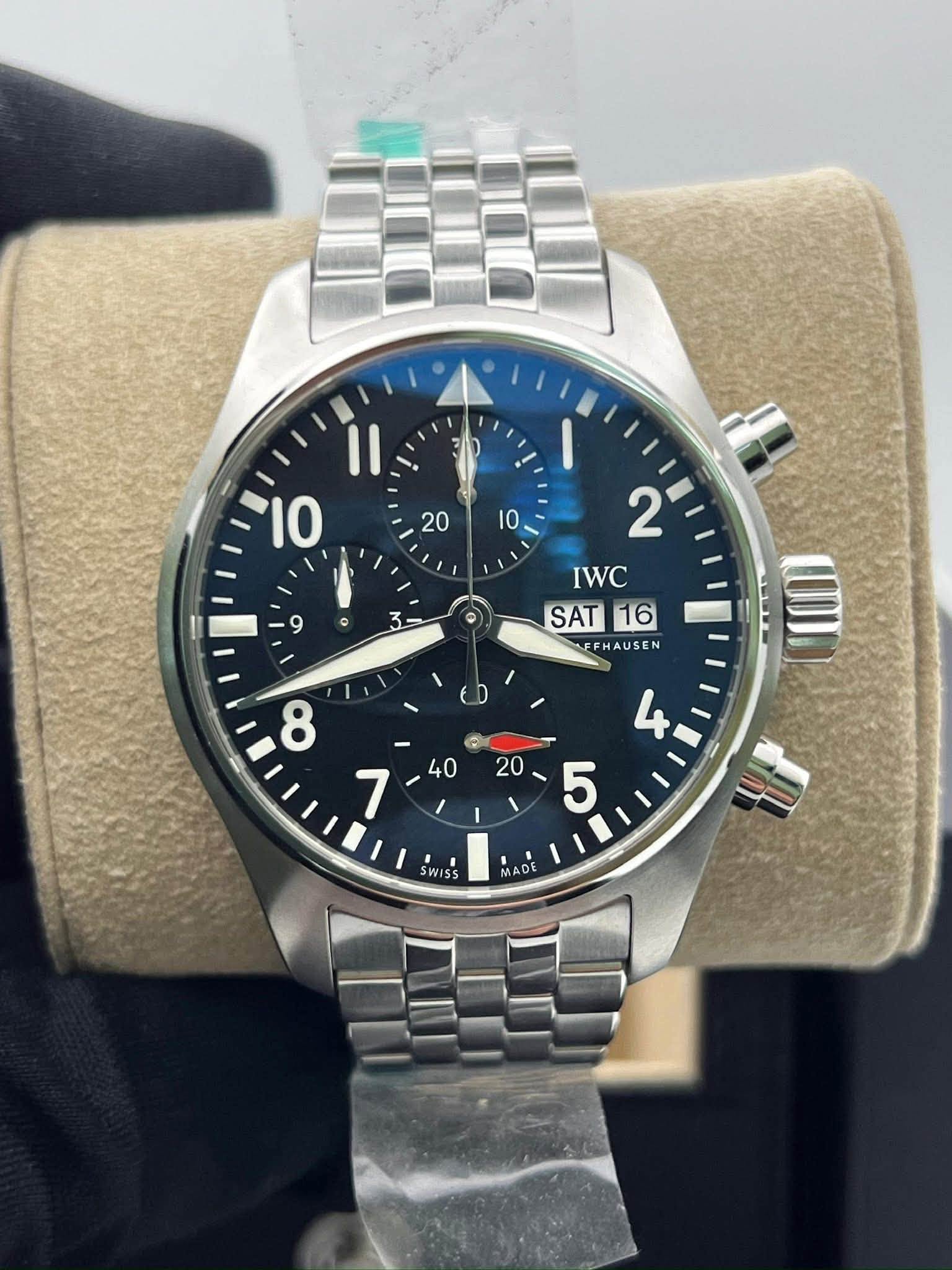 May be an image of wrist watch and text that says ' ٥ 3- IWC SAT SAT16 16 LFF FFH AUSE FHAUSEN SWISS MADE'