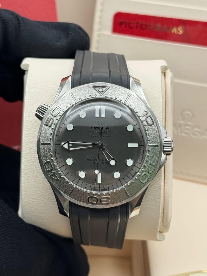 May be an image of wrist watch and text that says 'R TT 10 茶 O'