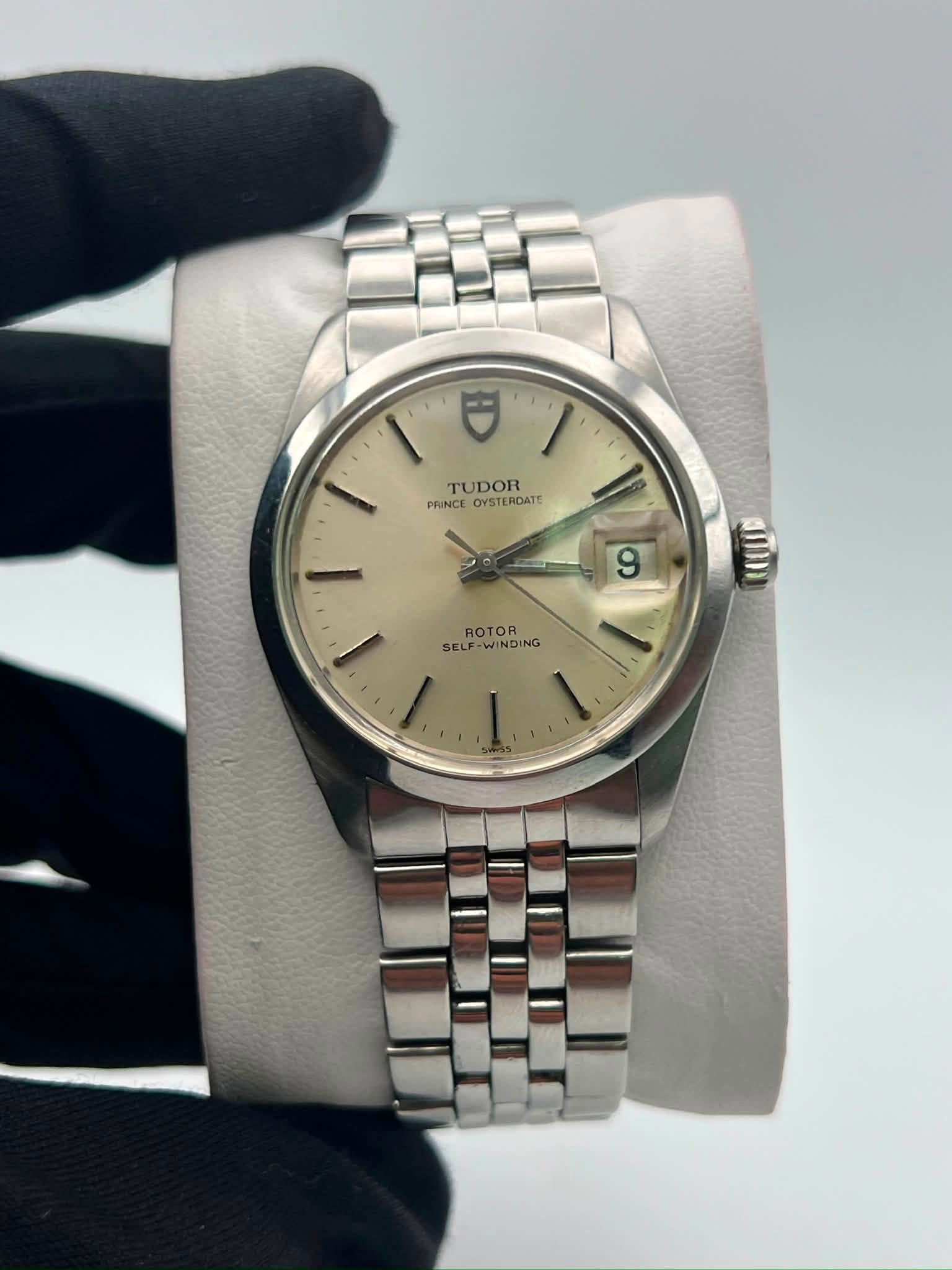 May be an image of wrist watch and text that says 'I' 守 TUDOR PRINCE OYSTERDATE VST 9 ROTOR SELF-W! SELF-WINDING SEOON NG'