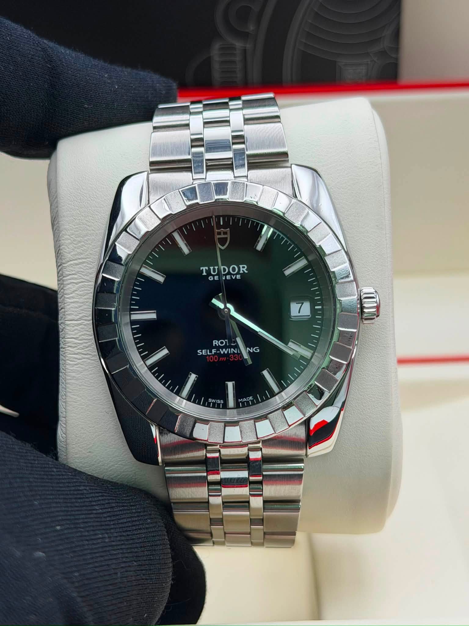 May be an image of wrist watch and text that says 'TUDOR RO SEL SELF-W F-WIN NG I'