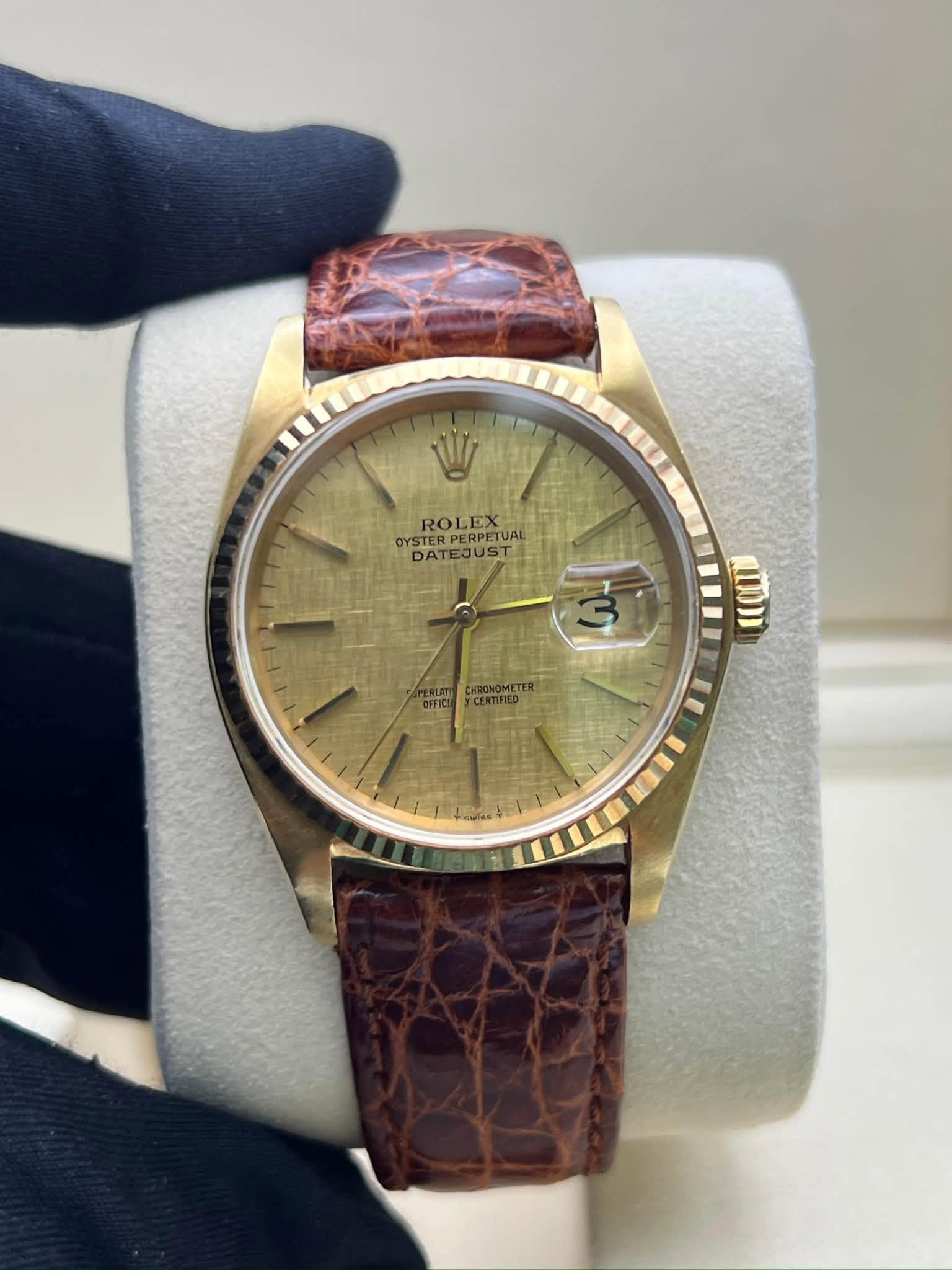 May be an image of wrist watch and text that says '3 ز ROLEX OYSTER PERPETUAL OYSTERPERPETUAL UAL DATEJUS DATEJUST DATE ញ T0 U'