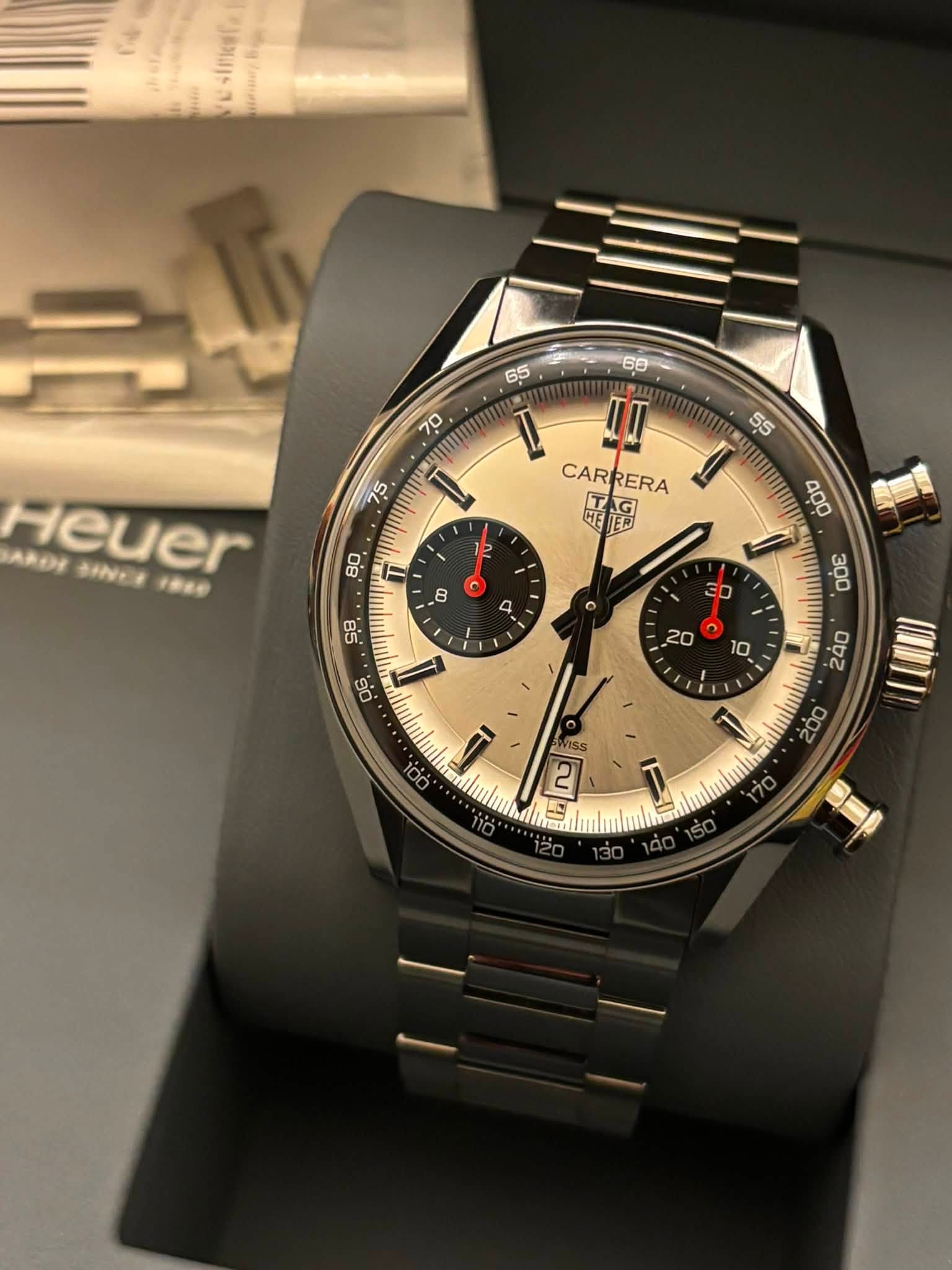 May be an image of wrist watch and text that says 'sinketa 65 68 70 I II I CARRERA CAR 監品 75 55 Heuer ApK3 SINCR 1BKe AROY 80. TI 400 8 4 SB D. 200 ١ Wiss F O ل J ب'