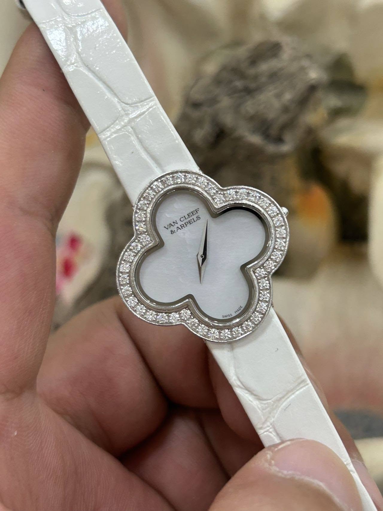May be an image of wrist watch and text that says 'VAN &ARPELS CLEEF MacE SWIss'