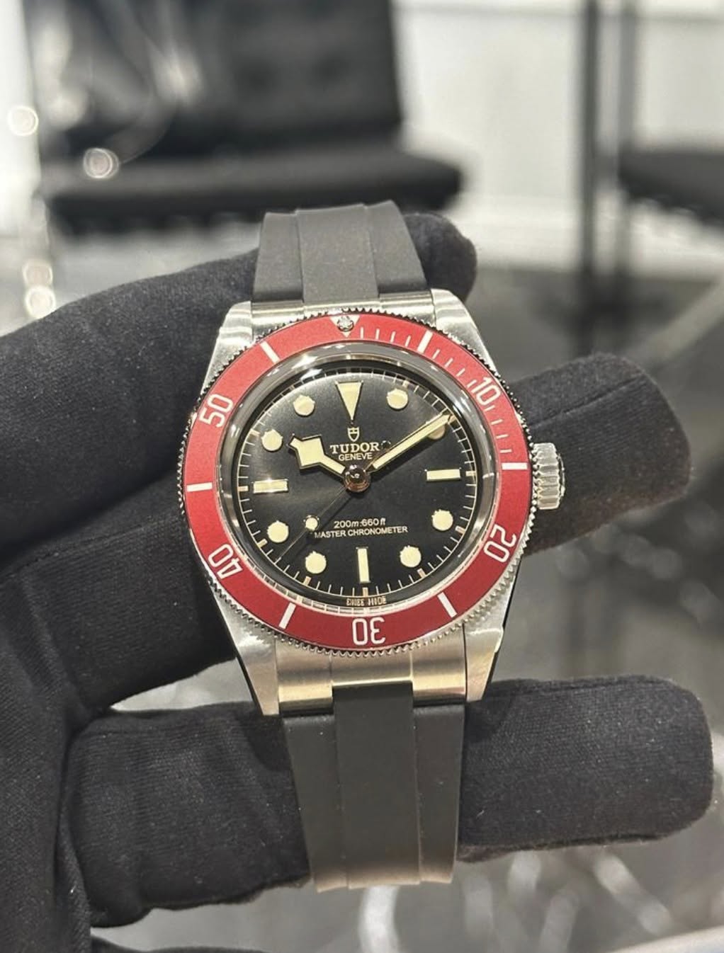 May be an image of wrist watch and text that says '50 10 円 TUDOR CAYS GENEVE E 200m-660f ASTERCHNDI STERCH TERCHRONOMETE 40 20 30'