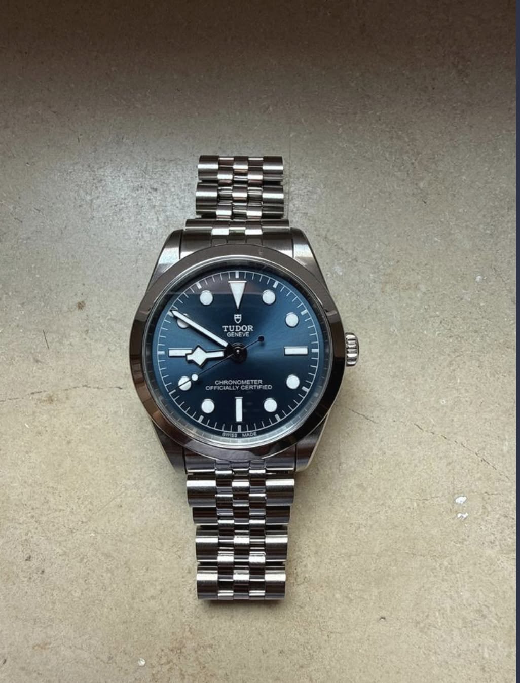 May be an image of wrist watch and text that says '円 TUDOR ENEVE للا 迎員'