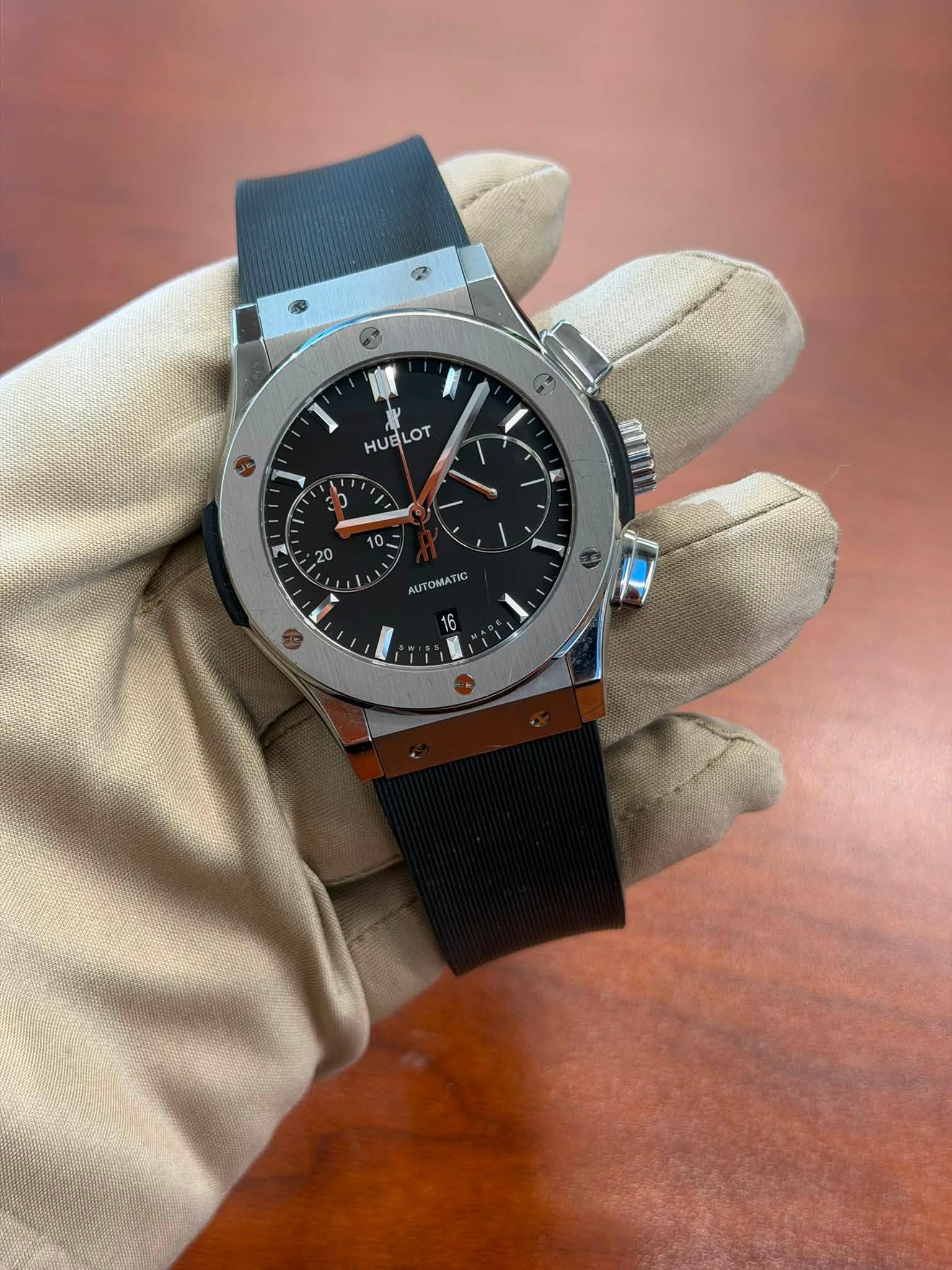 May be an image of wrist watch and text that says 'HUELOT LOT 10- 0 20'