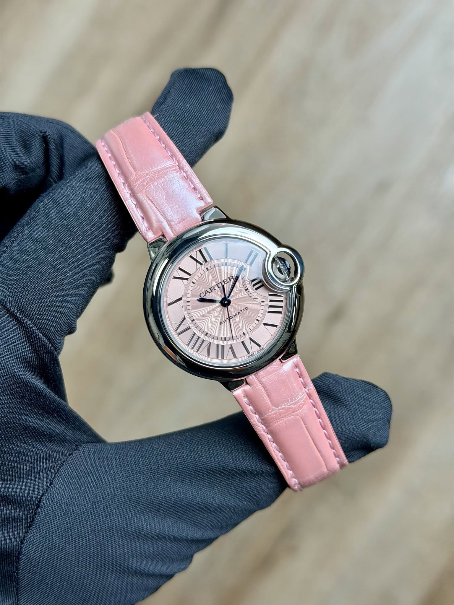 May be an image of wrist watch and text that says 'XI CART ता LO 3 И'