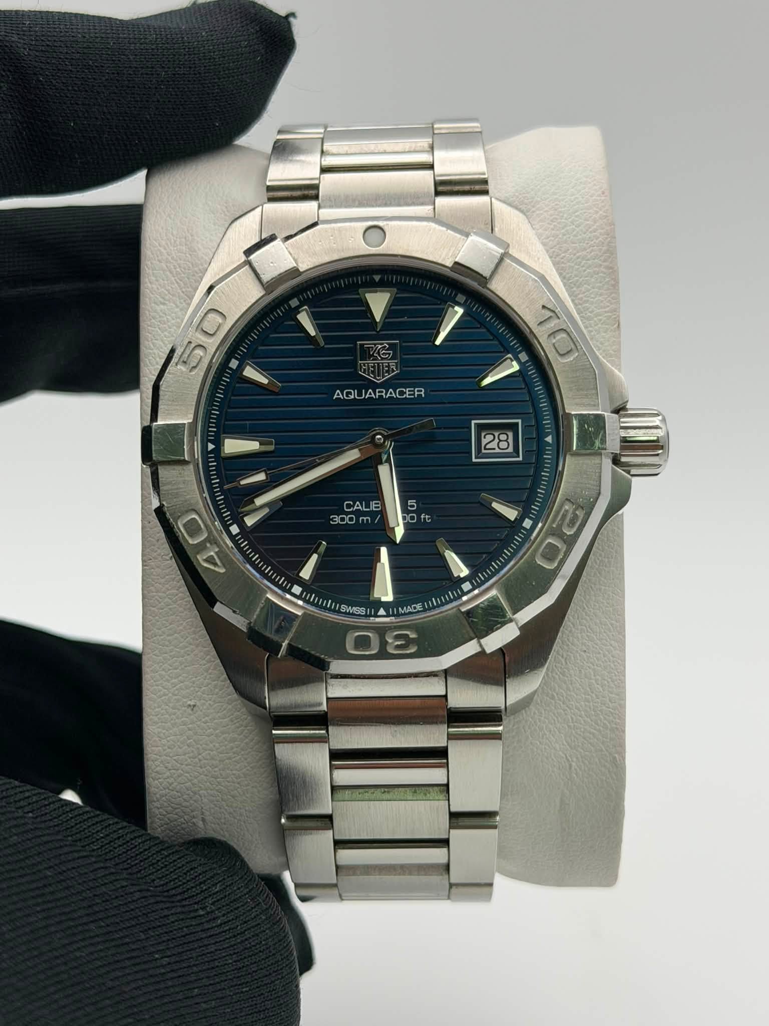 May be an image of wrist watch and text that says '0 AQU AQUARACER 1O 28 40 4 S 0 ه SWSS MADE'