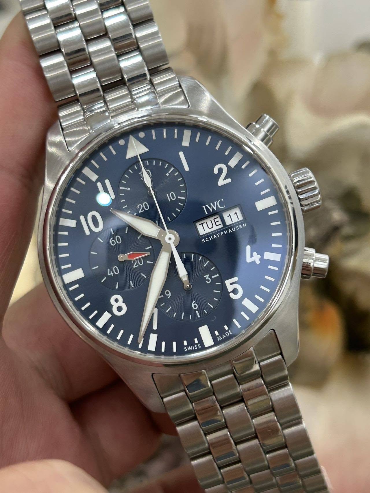May be an image of wrist watch and text that says '一番 IWC TUE 11 HAUSEN SEN SCHAFFHAUSEN CHAF A HA 4 C و 8 6 MADE D SWISS'