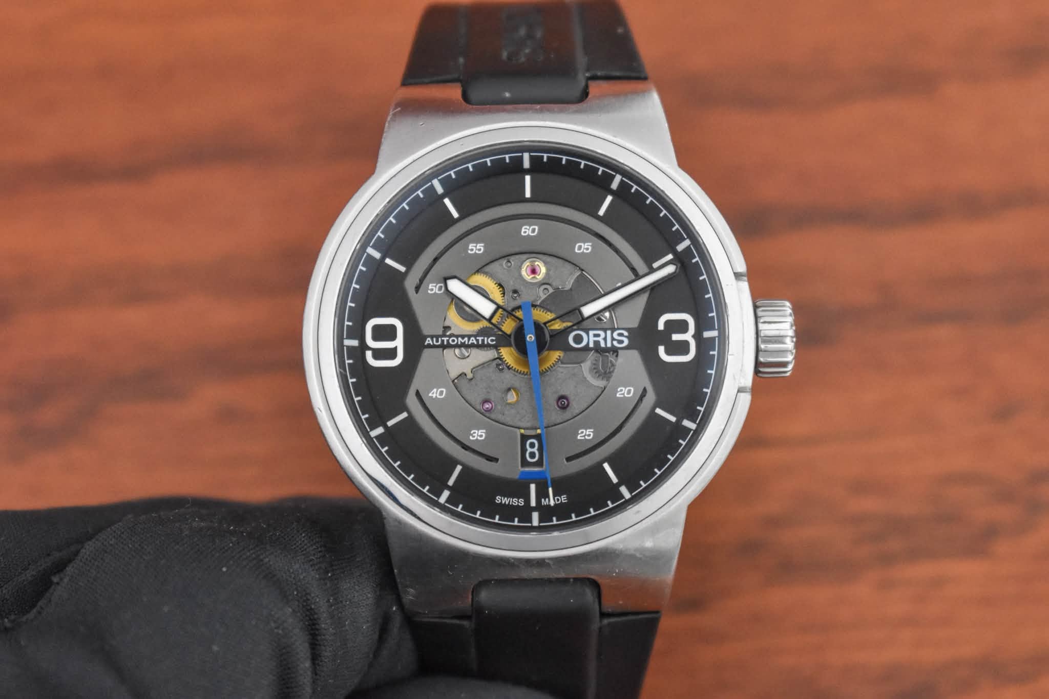 May be an image of wrist watch and text that says ' o MAO II AUT AUTOMATIC 9 ORIS SWISS MlDE ADE'