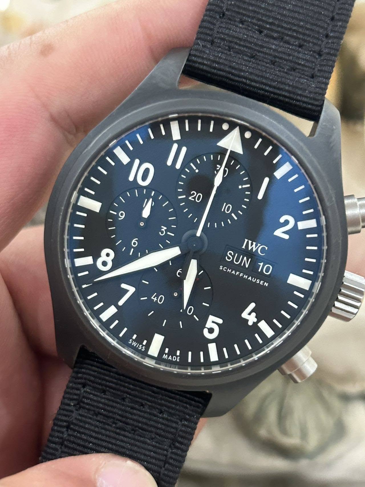 May be an image of wrist watch and text that says '7 10 I1 1l IWC SUN 10 SCHAESMAUSEN SCHA CHAFFHAUSEN SUN10 EH FHAUSEN 天 40 SWISS 量 SwIse 5 MADE'