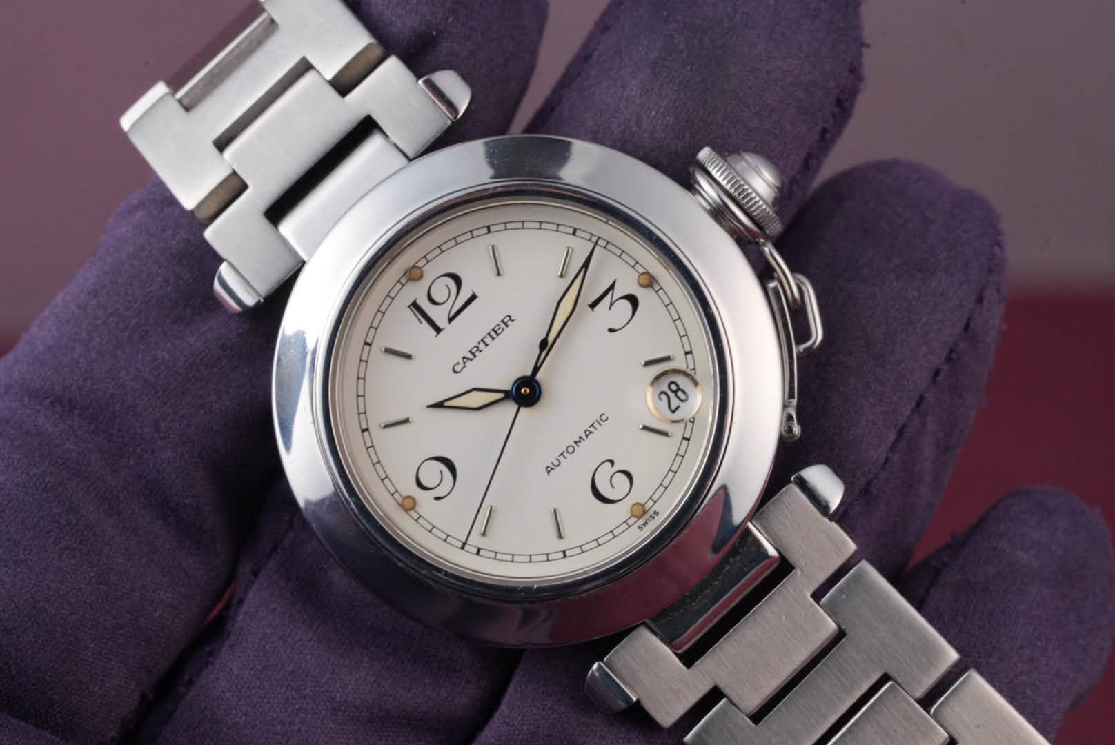 May be an image of wrist watch and text that says 'ANTRENTUI 12 I ١ CARTIER CARTIER أ M ى1 23 AUTOMATIC 6 SWISS 6'