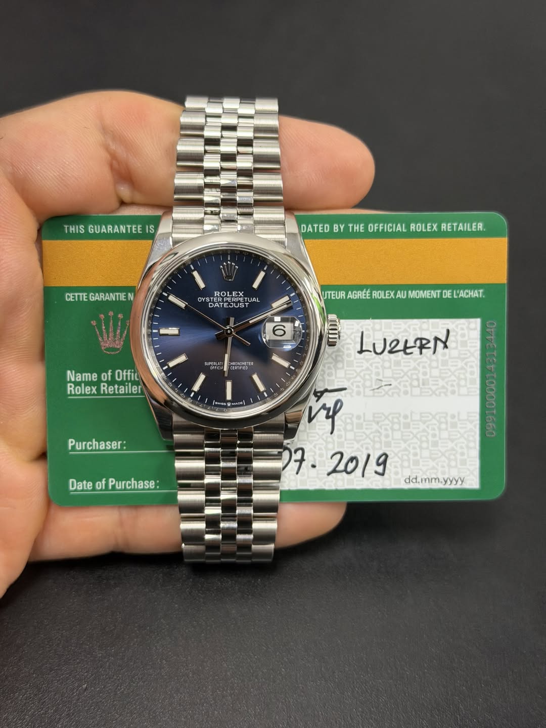 May be an image of wrist watch and text that says 'THIS GUARANTEE IS DATED DATEDBYTHEOFFICIALAOLEXRETAILE BY THE OFFICIAL ROLEX RETAILER. CETTEGARANTIEN CETTE GARANTIE TRF ERP…