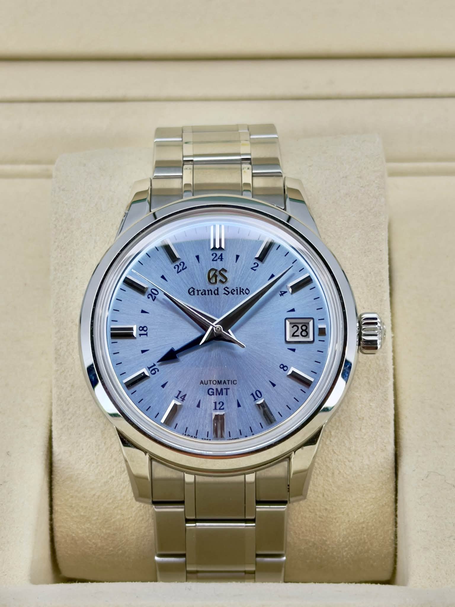 May be an image of wrist watch and text that says '22 川 24 ' 2 GS GrandSeiko Gr Grand Seiko AUTOMATIC AUTO GMT '