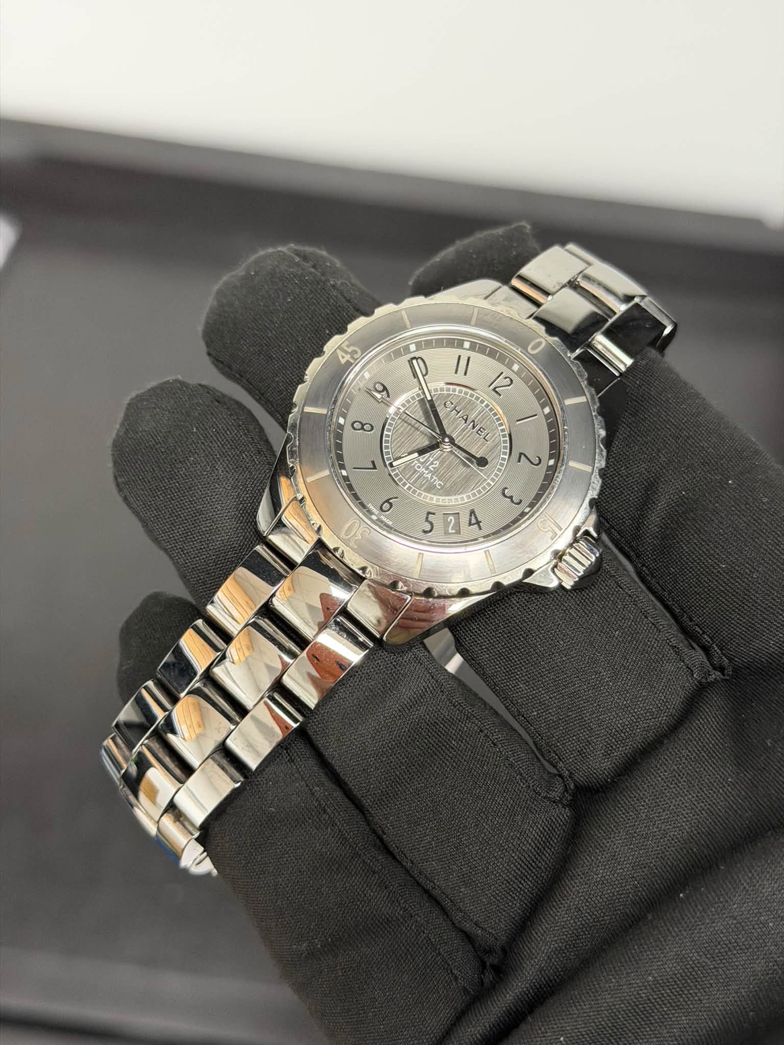 May be an image of wrist watch and text that says '45 9 I p II 피부어 12 ن 8 HANEL NEL 2 M 9 S に 3 524 am'