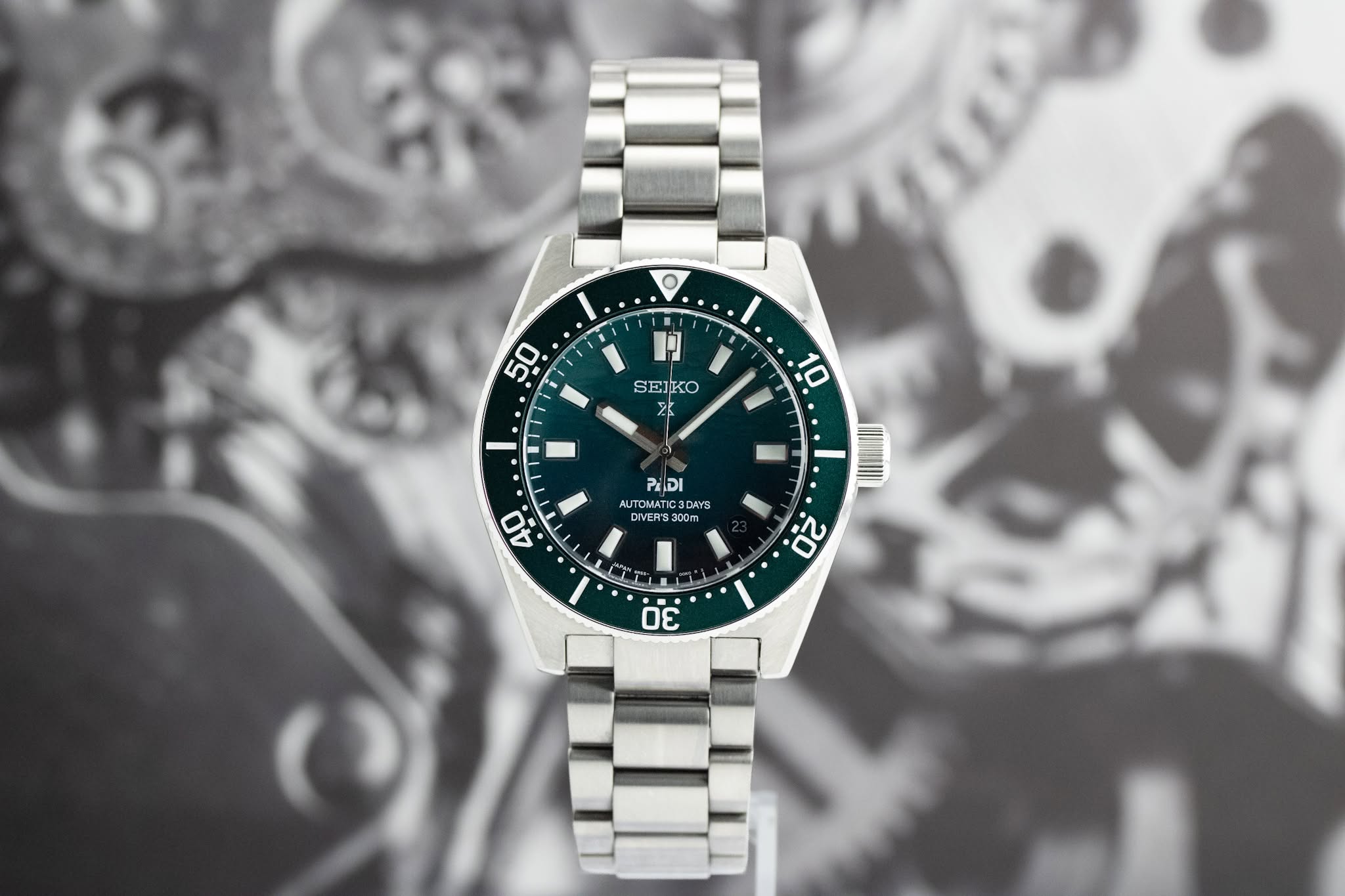 May be an image of wrist watch and text that says '50 SEJKO 23 A 10 PLDI AUTOMATIO C3DAYB aDYB 3 DIVER: R8300 83 300m 40 20 30'