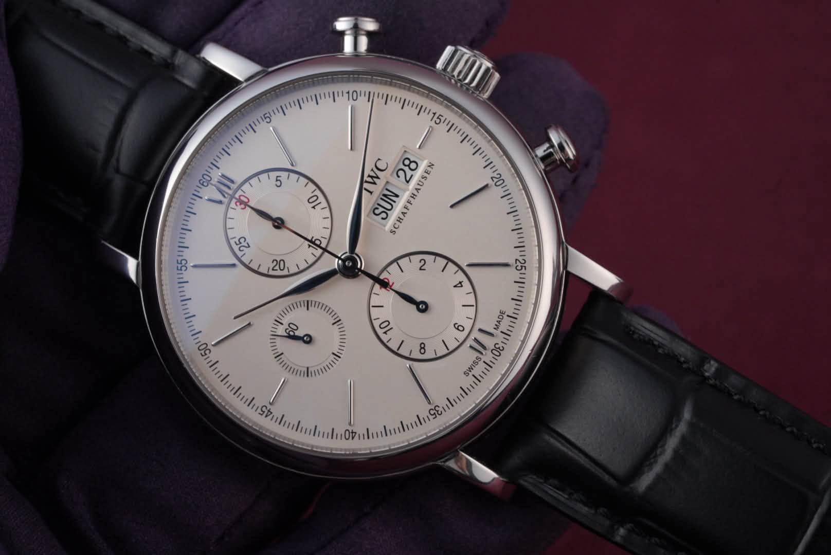 May be an image of wrist watch and text that says '5 60" /II 30' וסי IWC 28 CHAFFHA CHAFFHAUSE AUSEN SUN 2 9 20 2 A 9 စို့ 10' 9 MAVE Oy / 8'