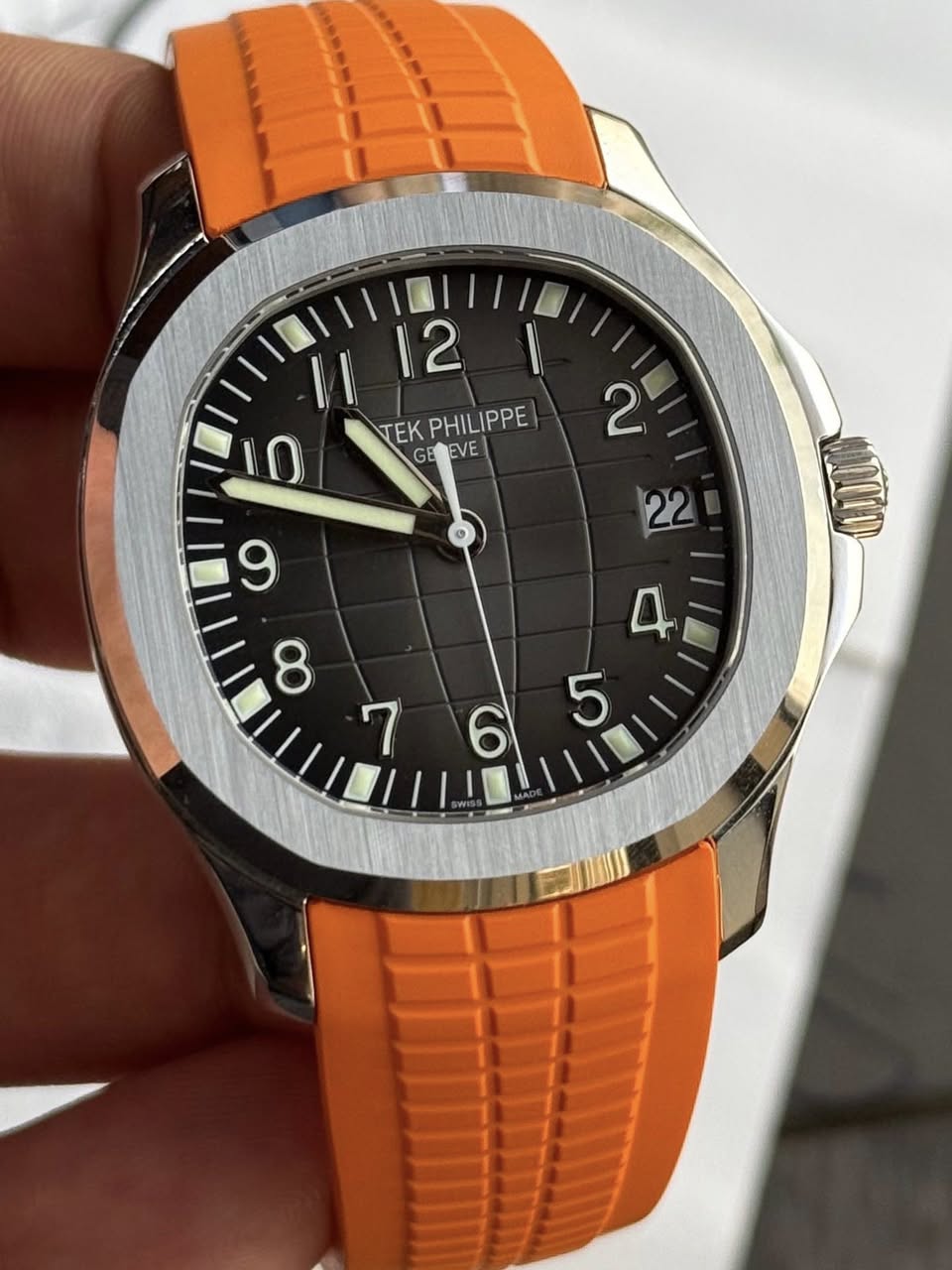 May be an image of wrist watch and text that says 'I 11 12 0 TEK EK PHILIPPE GEEVE GE EVE 2 9 22 8 ٨ A 5 6'