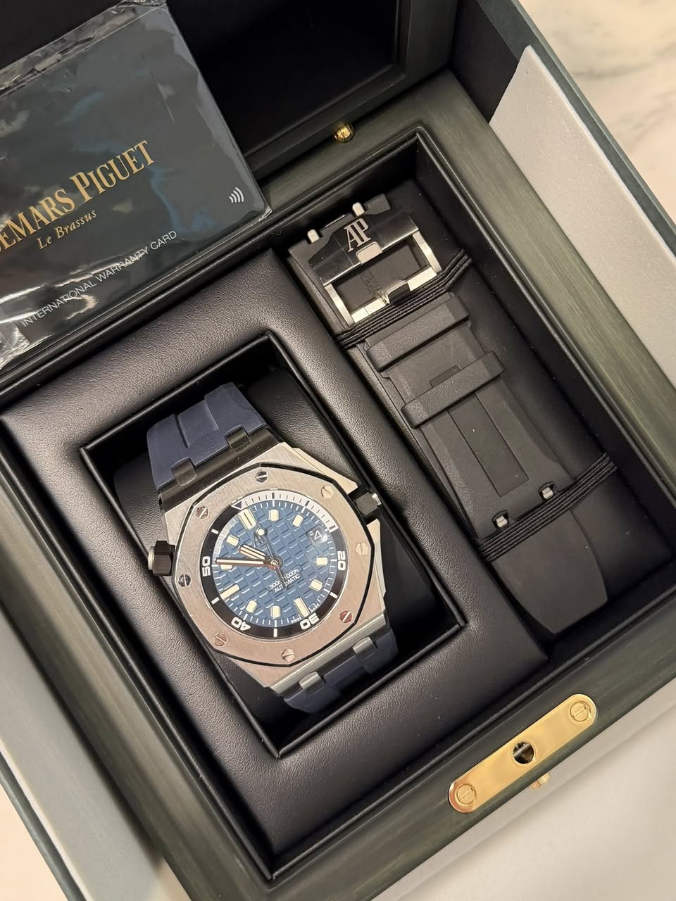 May be an image of wrist watch and text that says '))) PIGUET MARS Le Brassas CARD WARNANPY ONAL AP W H V V 20 50 成 HP in S 44 3oPbl 0 之'
