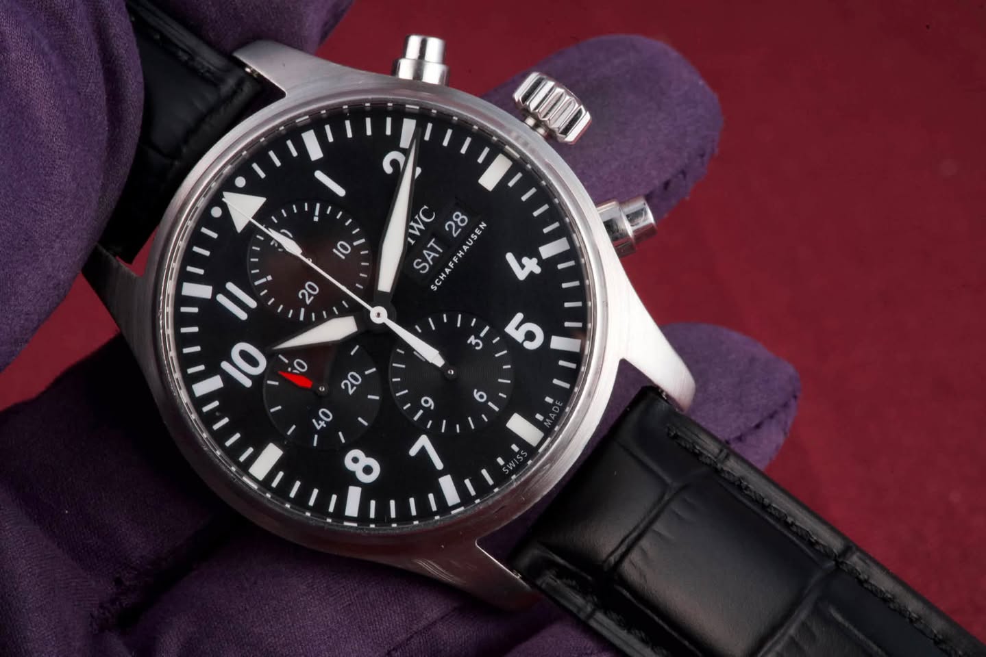 May be an image of wrist watch and text that says 'CN 10 WO W 28 USEN EN SAT 4 ל 20 3 ر O 20 6 ٥ Lo ထ 1'