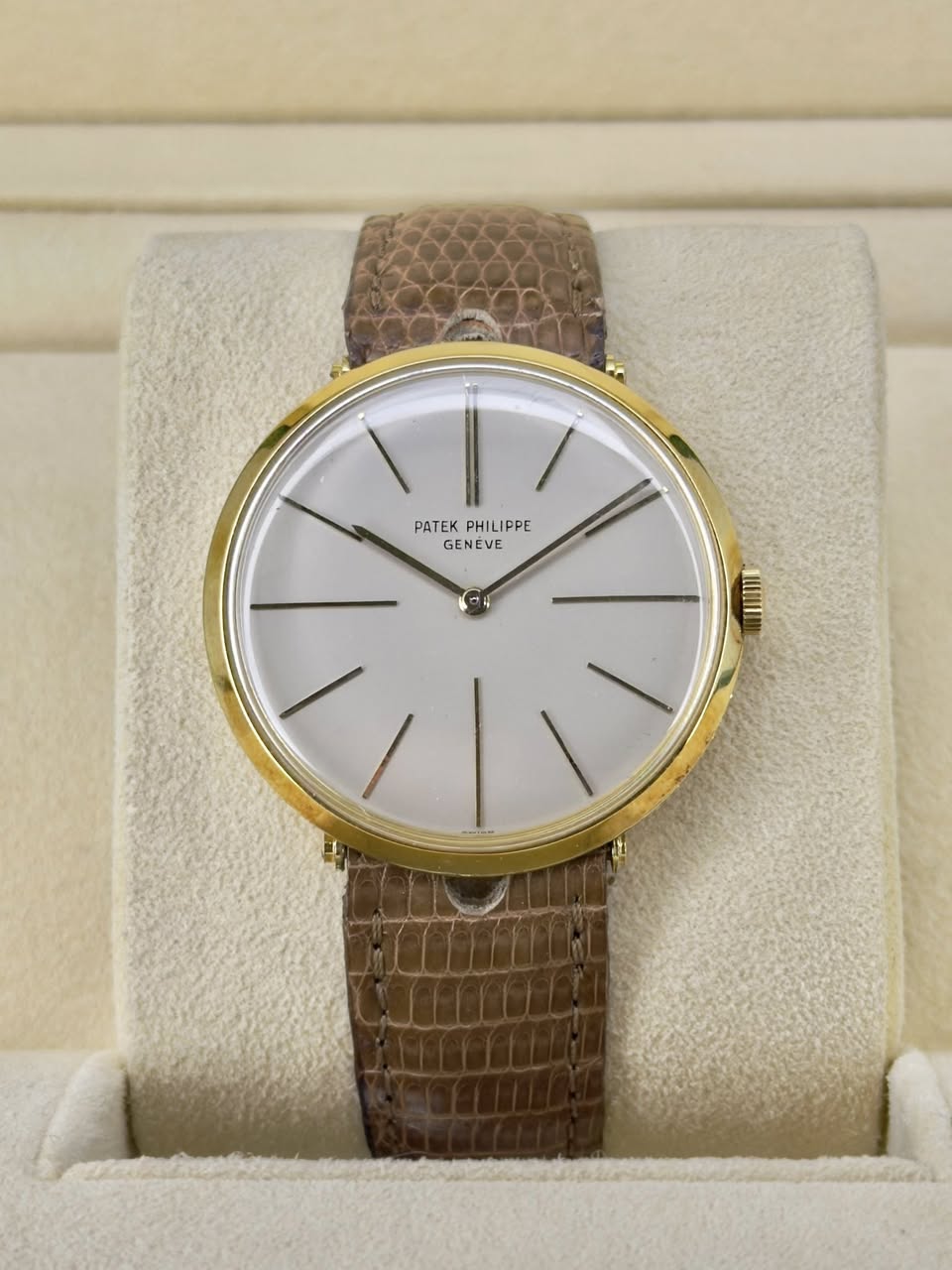 May be an image of leather, wrist watch and text that says 'PATEKPHILIPPE PATEK PHILIPPE GENEVE แนท'