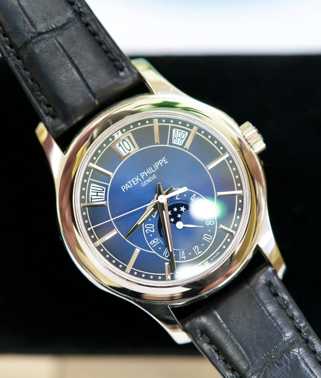 May be an image of wrist watch and text that says 'IpD 101 PHILIPPE PATEKPHILIPPE PHILI PATEK GENEVE THU LL ب C 14 2 ခ ADE'