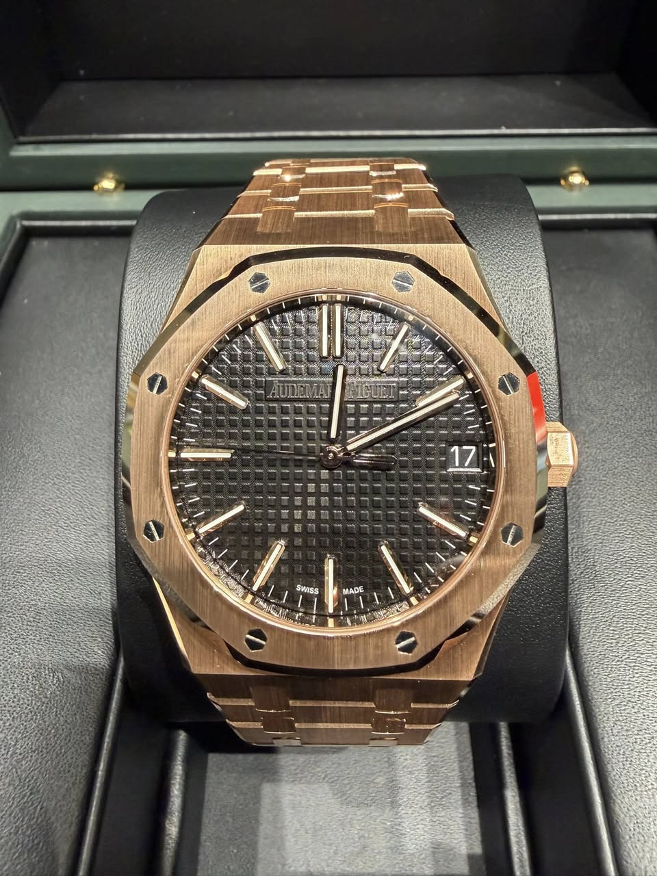 May be an image of wrist watch and text that says '17 ١ F0 SWISS MADE የቅርርሽ'