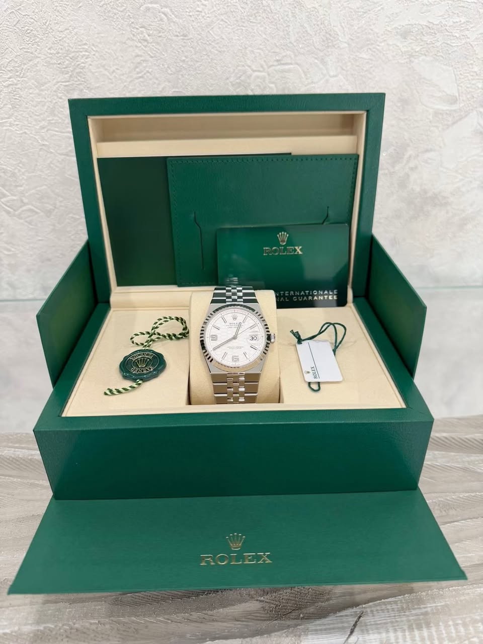 May be an image of wrist watch and text that says '9 DFT 0 NO 福 2 6 ลวง ROLEX'