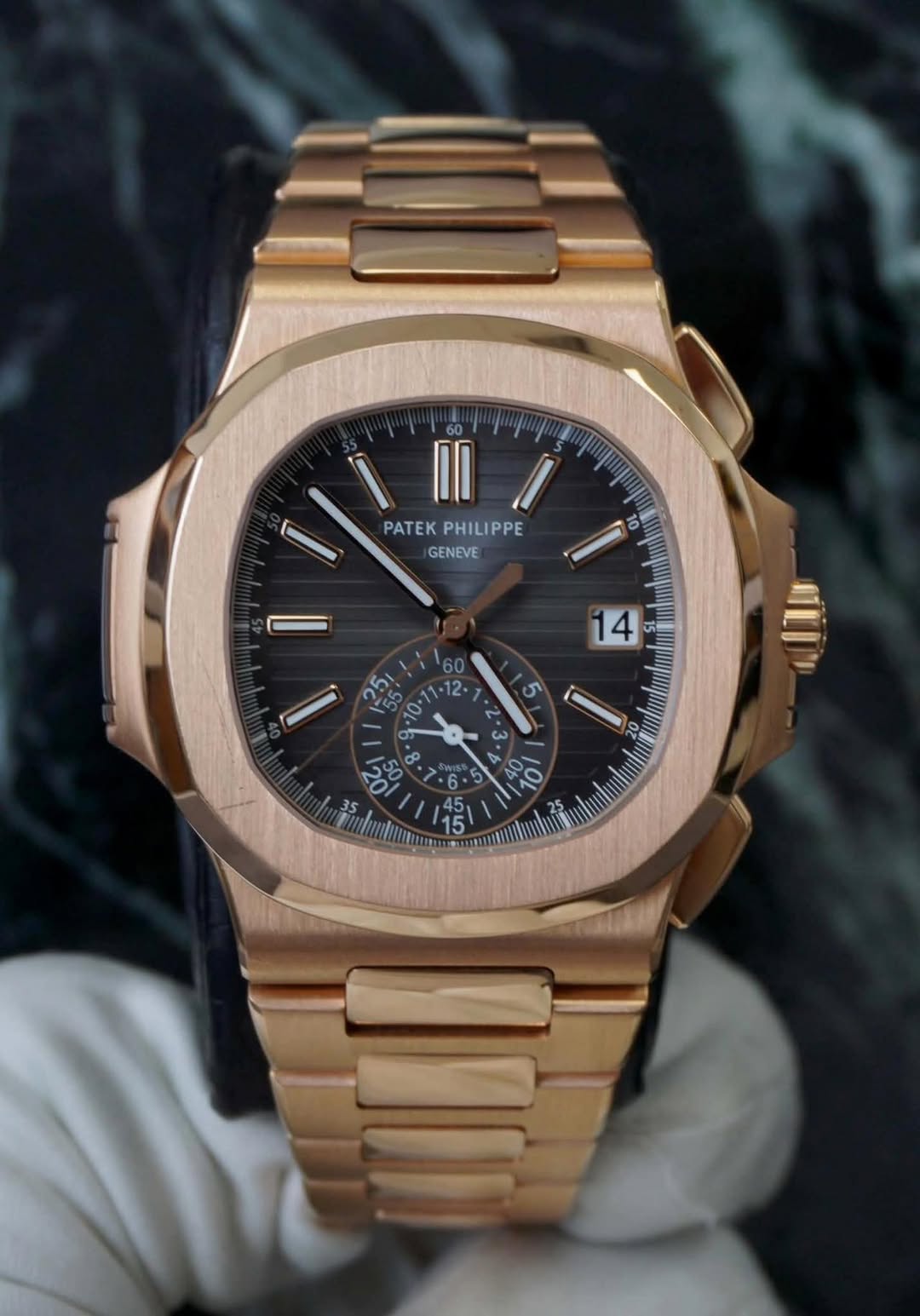 May be an image of wrist watch and text that says 'PATEK PATEKPHILIPPE PHILIPPE GENEVE ل ערת. 2 4 00 ာ 135'