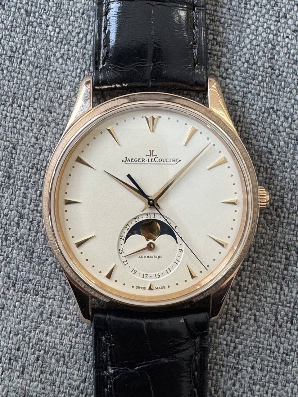May be an image of wrist watch and text that says 'ماله JAEGER-LECOULTRE LECOULTRE JAEGER t AUTOMATIQUE πο AUTOMA ه 。WTSs MADE'