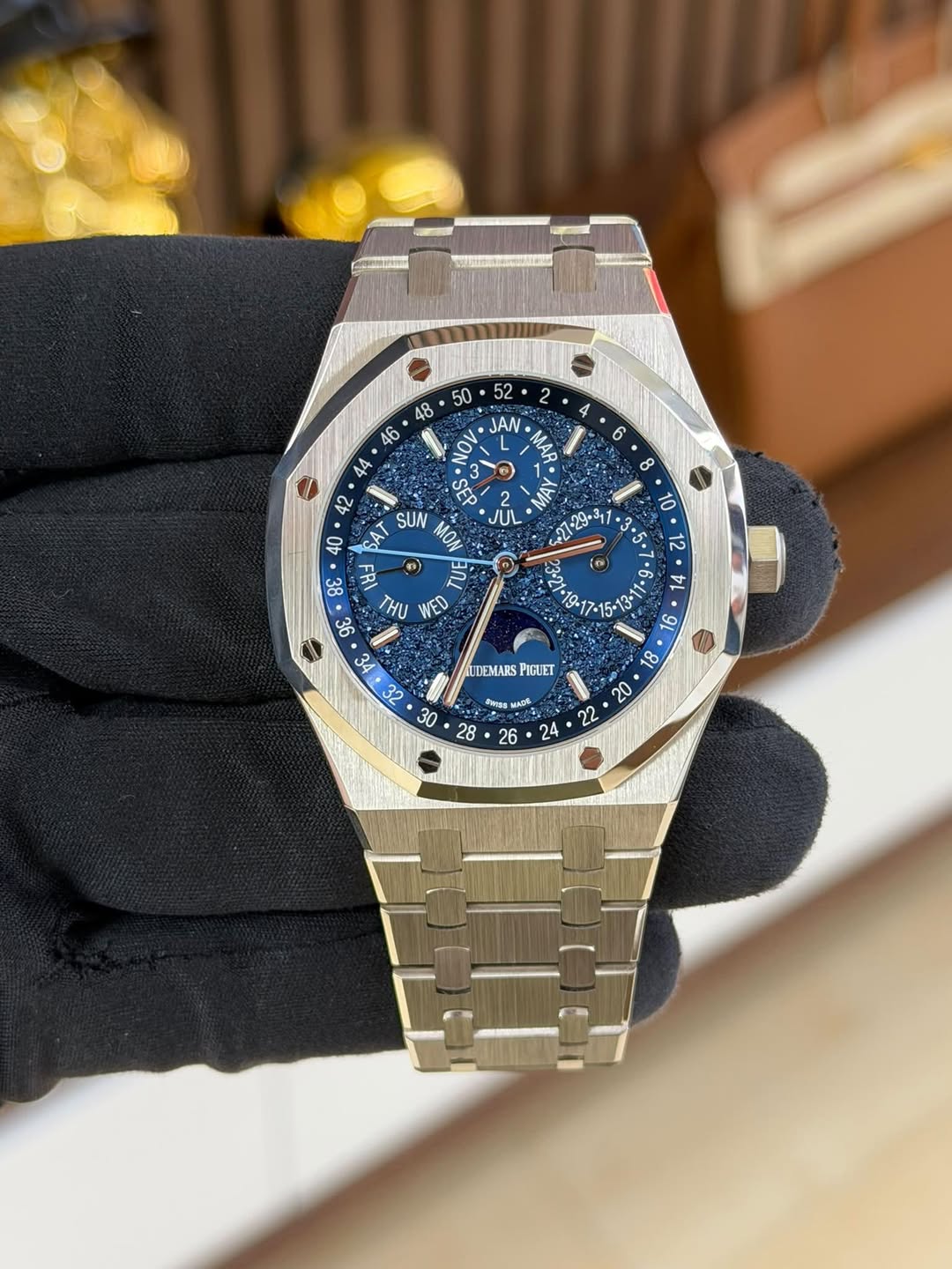 May be an image of wrist watch and text that says ' NOV JAN MA ቀ 4 42 SEP 2 SUM NO JUL 0V 38 TUE 36 THU WED ° (O 14 IDEMARS PIGUET 9L 잇 8/ 20 e :料 '