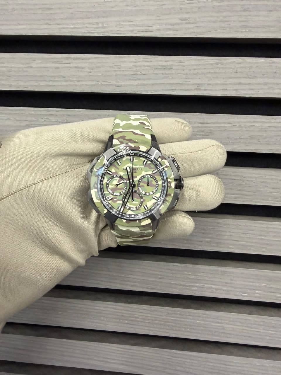 May be an image of digital watch and text that says 'SED SF 0 0 T - 0 。 I'