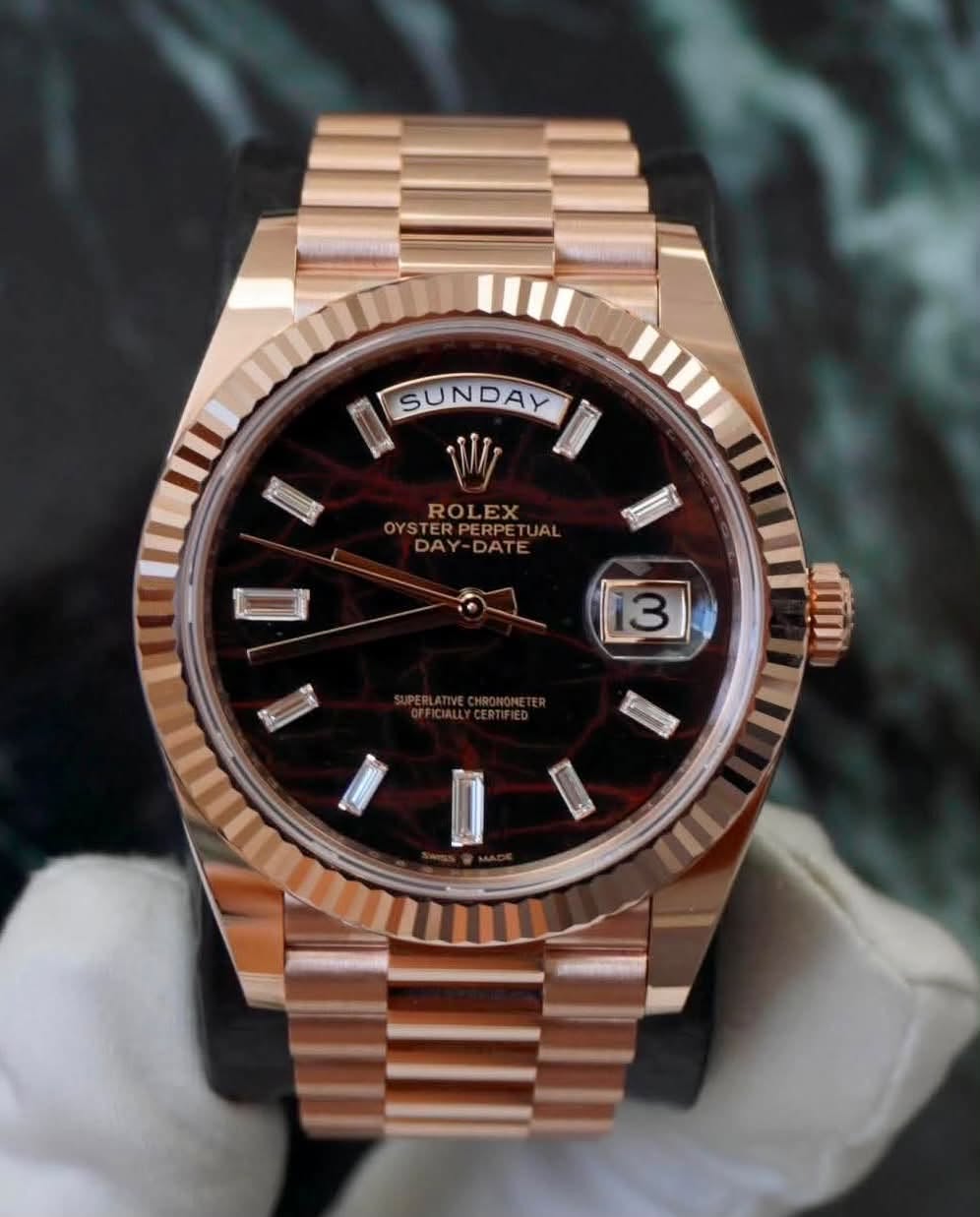 May be an image of wrist watch and text that says 'SUNDAYD SUN SUNDAY I W ROLEX PERPETUAL DAY-DATE DAY DATE 3 マー'