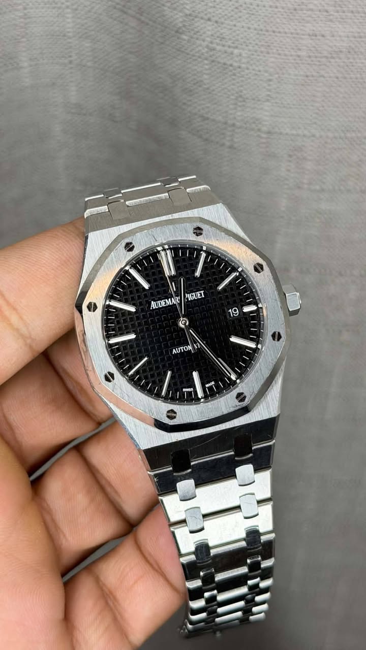 May be an image of wrist watch and text that says 'PIGUET AUDEMAR 19 C AUTON 1 SWISH MADE w'