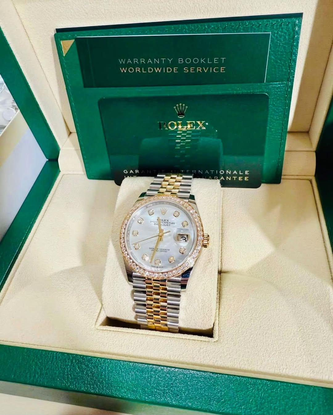 May be an image of wrist watch and text that says 'WARRANTY WARRANTYBOOKLET BOOKLET WORLDWIDESERVICE WORLDWIDE SERVICE OLEX OLEX GAR IONALE ANTEE ANTEE JT ® م NETS PEINETUAE 3OT…