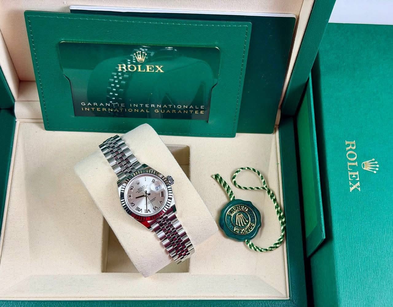 May be an image of wrist watch and text that says 'ROLEX GARANTI INTERNATIONALE INTERNAT IONALE INTERNATIONALGUARANTE GARANTIEINTERNATIONALE ANTEE IONAL 27 อ1 כגה อู้น ¥ + V X +…