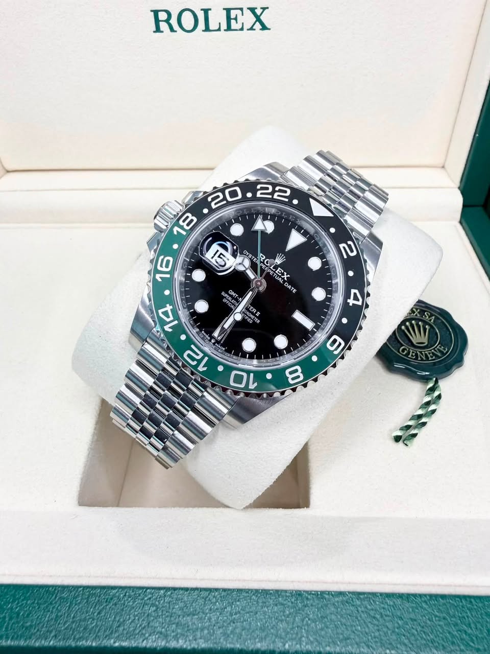 May be an image of wrist watch and text that says 'ROLEX WII OYST ROLEX RO N EX DATE A GMY. 2 4 + '