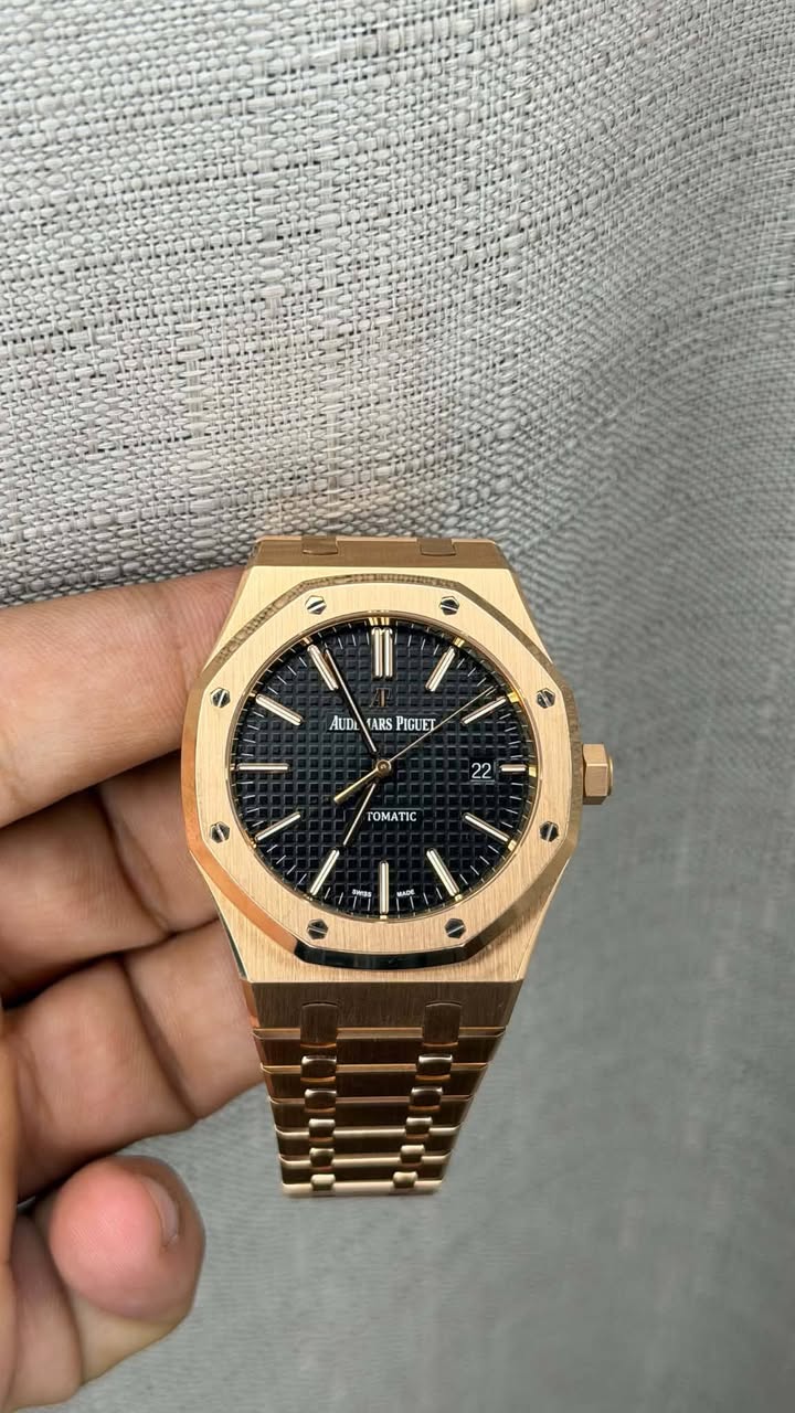 May be an image of wrist watch and text that says '2 1 u II 慧 糖 AUDI FARS PIGUET M 22 LOMATIC Sieas KOE'