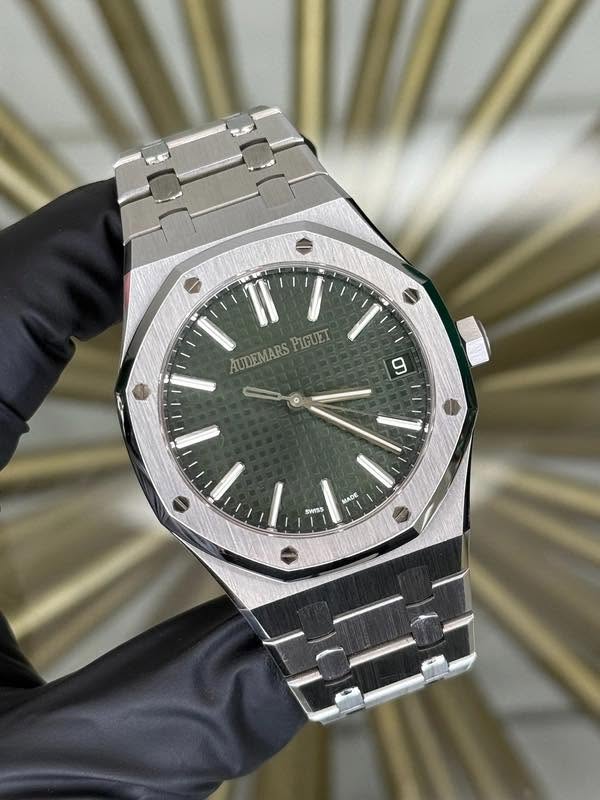 May be an image of wrist watch and text that says 'AUDEMARS AUDEMARS FIGUET တ MADE ADE sWIsS'