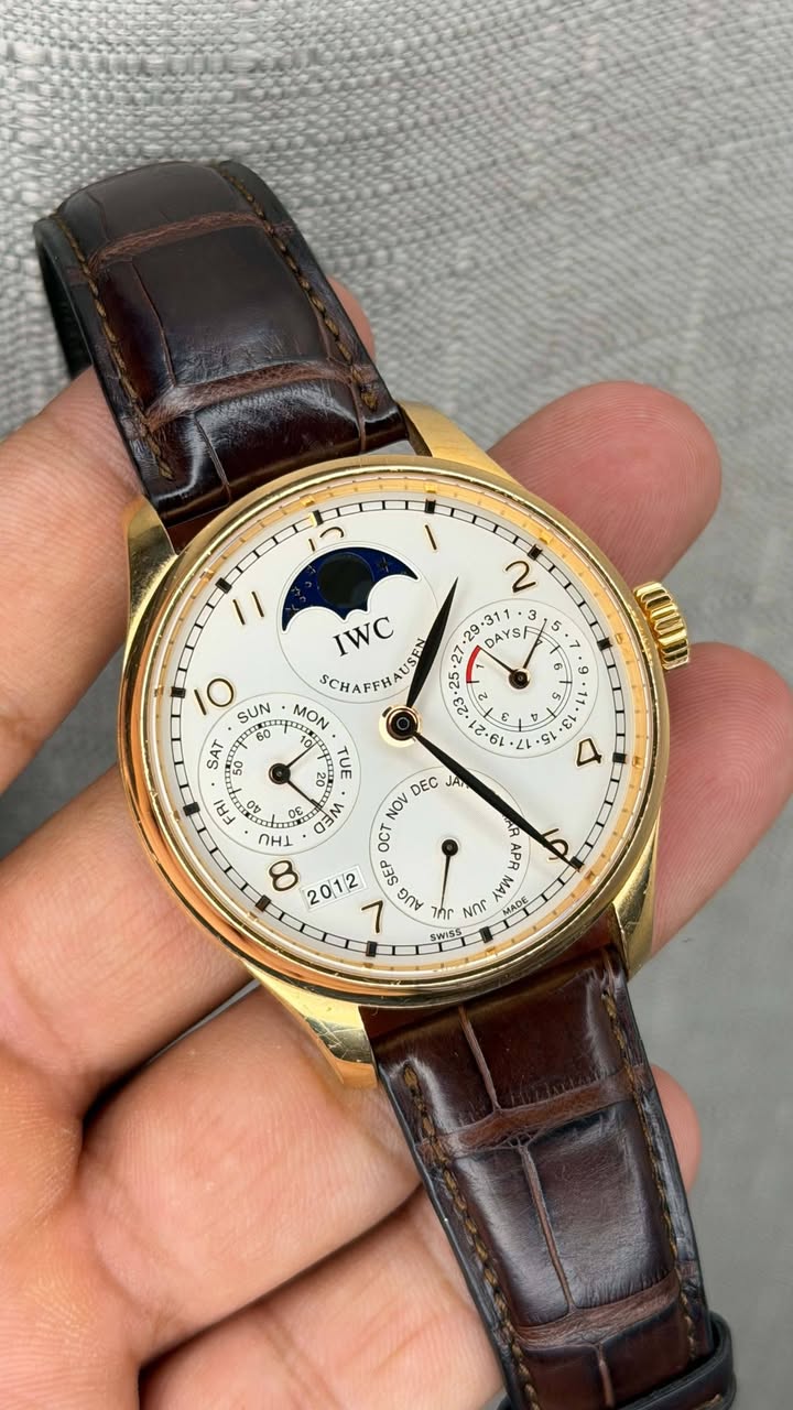 May be an image of wrist watch and text that says ' አ • a < *6 10 SUN SAT 50 50 دن 17 L SL L• ผ IWC SCHAFFI MON 20 20 TUE DEC JAN DE JM NOV 1 لا FHI OCT 2012 SES E 생방 7 on 7hr…