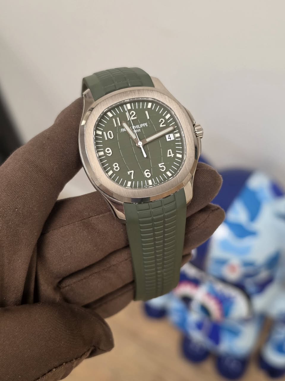 May be an image of wrist watch and text that says '2 2 1 RHИPPE 10 PA PA س 6'
