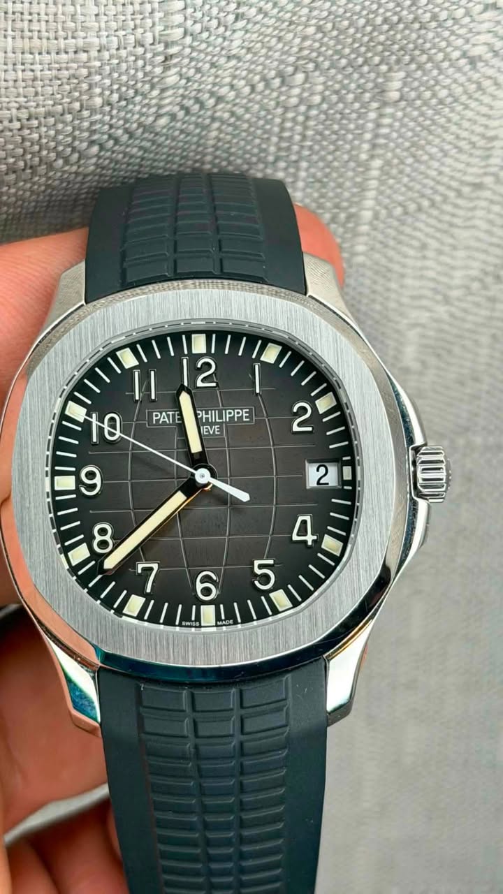 May be an image of wrist watch and text that says '2 2 |1 12 10 PAT PATEPHILIPPE PHILIPPE IEVE መ'