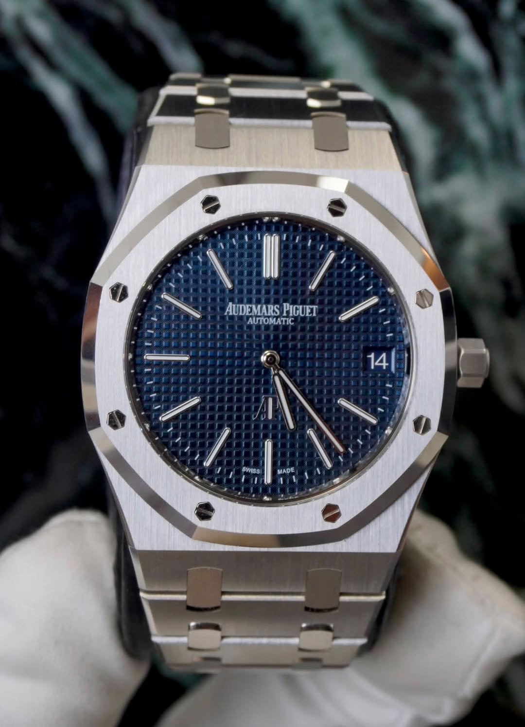 May be an image of wrist watch and text that says 'AUDEMARSPIGUET AUDEMARS PIGUET Τ 14 PWISS MADE'
