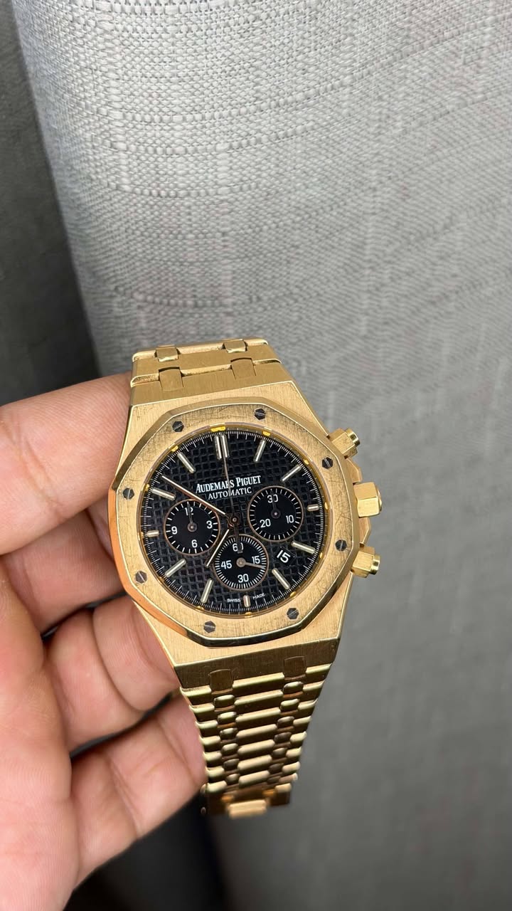 May be an image of wrist watch and text that says 'UDEMAES PIGUET AUTOMAATIC L 11 a 1 1 i - ン በከ ! i1 ا١ E 5 吉 15 い . SAYOS GA 11'