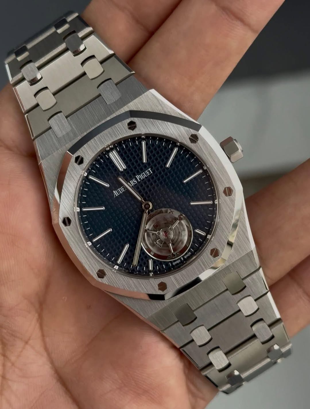 May be an image of wrist watch and text that says '森 U ARS RS PIGUET AUDE 9 D'