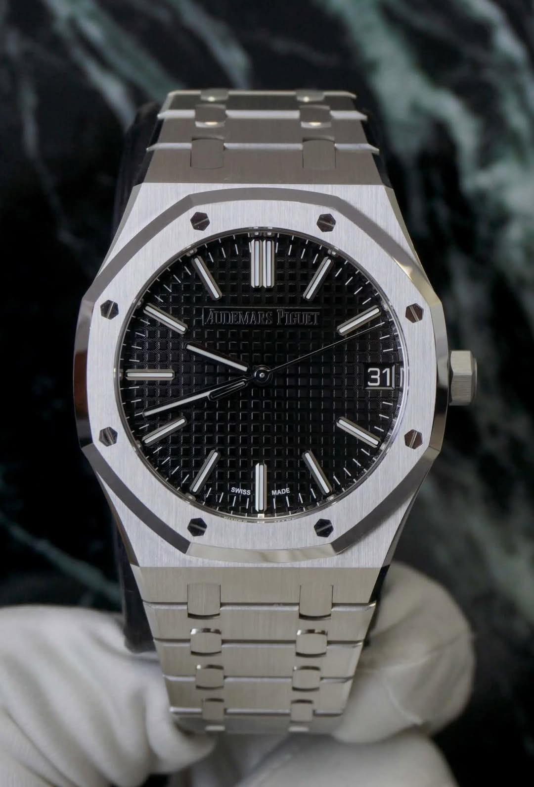 May be an image of wrist watch and text that says '天 311 31 SWISS MADE'