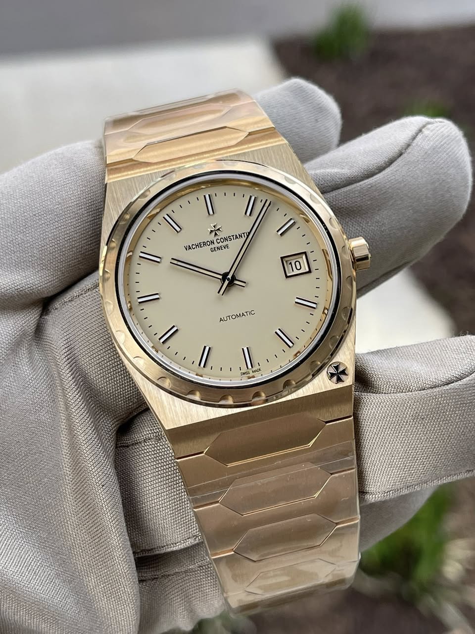 May be an image of wrist watch and text that says 'II' l' VACHERON VACHERONCONSTA GENEVE CONSTANT 10 AUTOMATIC ١ا I ١ 米'
